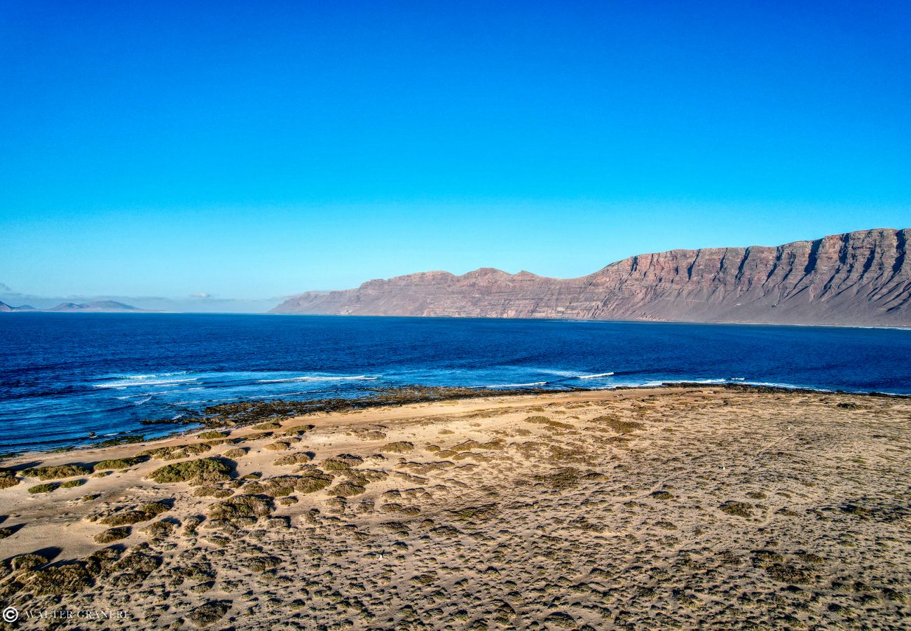 Ferienhaus in  Famara - Casa Hespi - Blick auf den Famara-Strand  By LVH