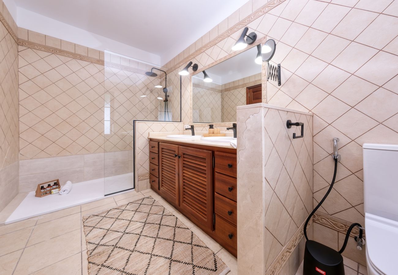 Ferienhaus in Puerto Calero - Casa Guayre - Pool, BBQ, AACC und Tischtennis By LVH