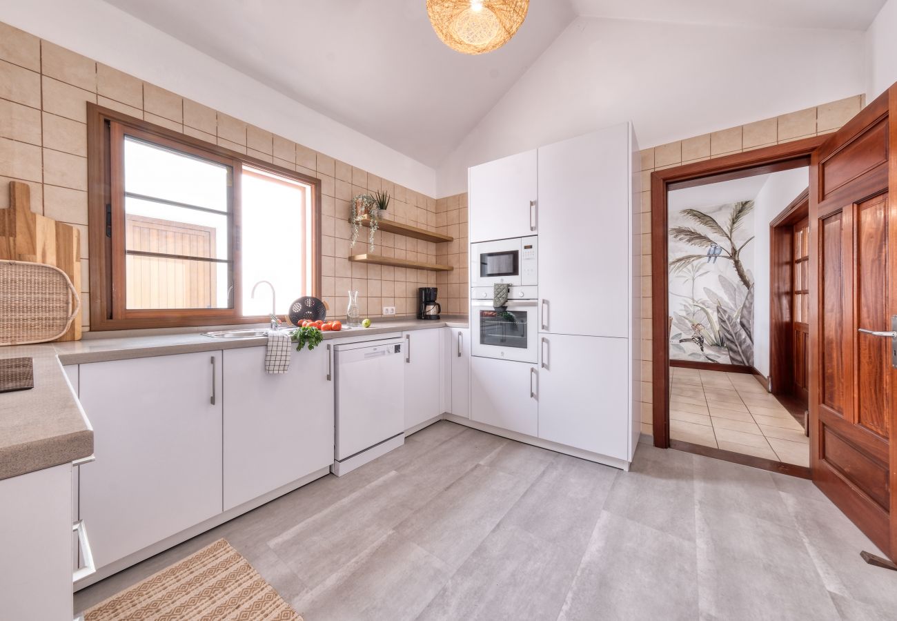 Ferienhaus in Puerto Calero - Casa Guayre - Pool, BBQ, AACC und Tischtennis By LVH