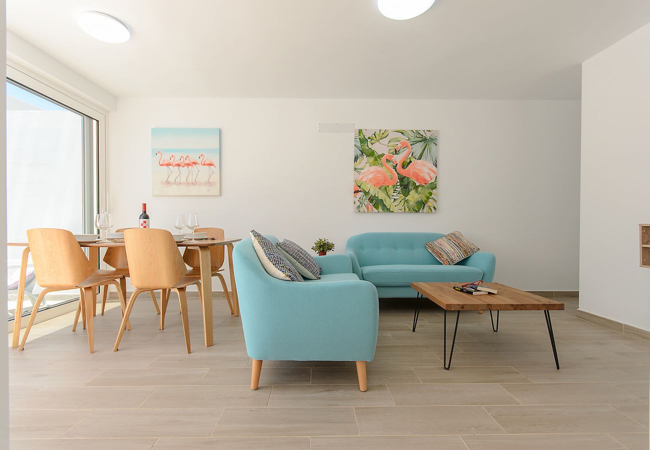 Ferienhaus in Puerto del Carmen - White Volcano • Pool and Gym • Beach 1 min • LVH