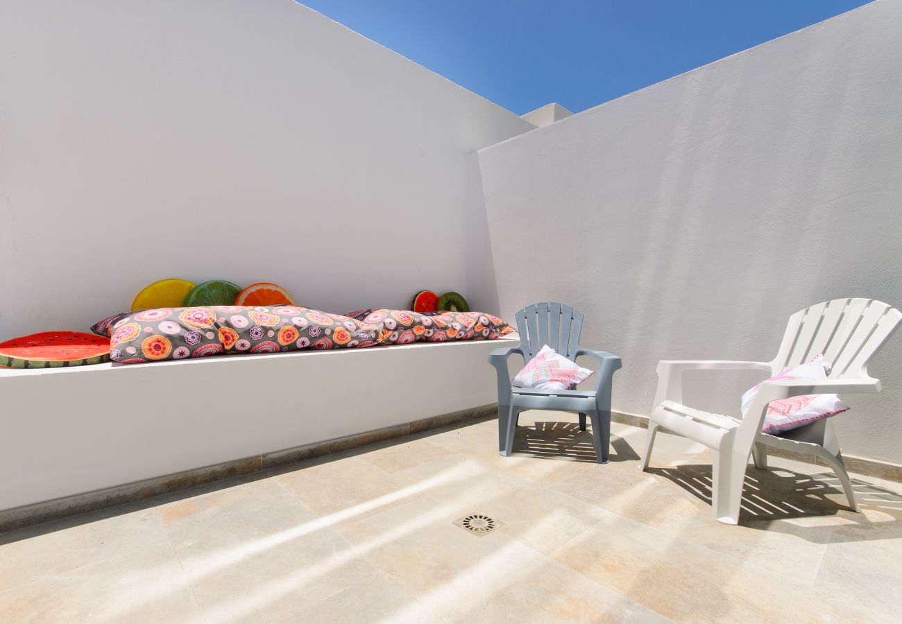Ferienhaus in Puerto del Carmen - White Volcano • Pool and Gym • Beach 1 min • LVH