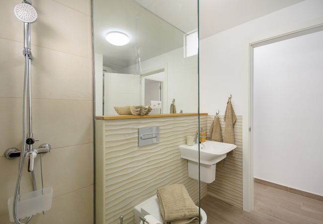Ferienhaus in Puerto del Carmen - Blue Volcano -200 m vom Strand entfernt - Zugang zum Sportzentrum Fariones inklusive (Schwimmbad, Sauna, Fitnessraum) Ferienhaus in Puerto del Carmen - Blue Volcano -200 m vom Strand entfernt - Zugang zum Sportzentrum Fariones inklusive (Schwimmbad, Sauna, Fitnessraum)