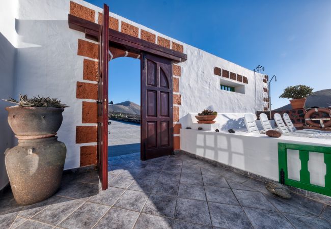 Ferienhaus in Yaiza - Casa Diama 1: Blick auf La Geria und gemeinsames Schwimmbad  Ferienhaus in Yaiza - Casa Diama 1: Blick auf La Geria und gemeinsames Schwimmbad
