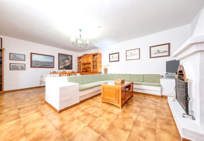 Ferienhaus in Yaiza - Casa Diama 1: Blick auf La Geria und gemeinsames Schwimmbad  Ferienhaus in Yaiza - Casa Diama 1: Blick auf La Geria und gemeinsames Schwimmbad
