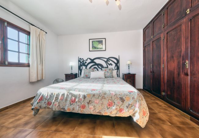 Ferienhaus in Yaiza - Casa Diama 1: Blick auf La Geria und gemeinsames Schwimmbad  Ferienhaus in Yaiza - Casa Diama 1: Blick auf La Geria und gemeinsames Schwimmbad