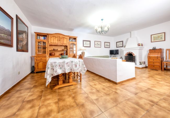 Ferienhaus in Yaiza - Casa Diama 1: Blick auf La Geria und gemeinsames Schwimmbad  Ferienhaus in Yaiza - Casa Diama 1: Blick auf La Geria und gemeinsames Schwimmbad