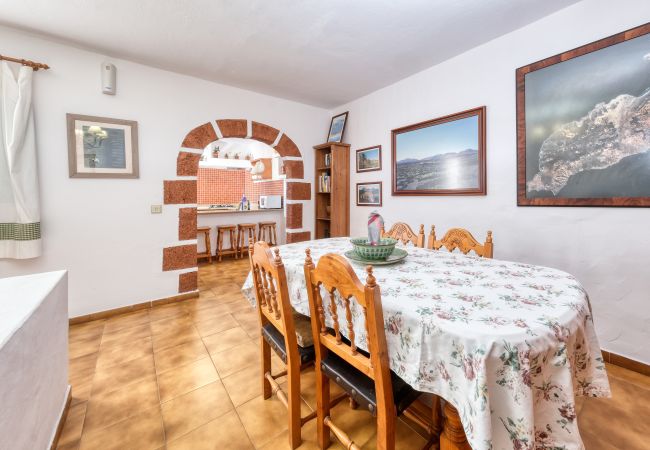 Ferienhaus in Yaiza - Casa Diama 1: Blick auf La Geria und gemeinsames Schwimmbad  Ferienhaus in Yaiza - Casa Diama 1: Blick auf La Geria und gemeinsames Schwimmbad