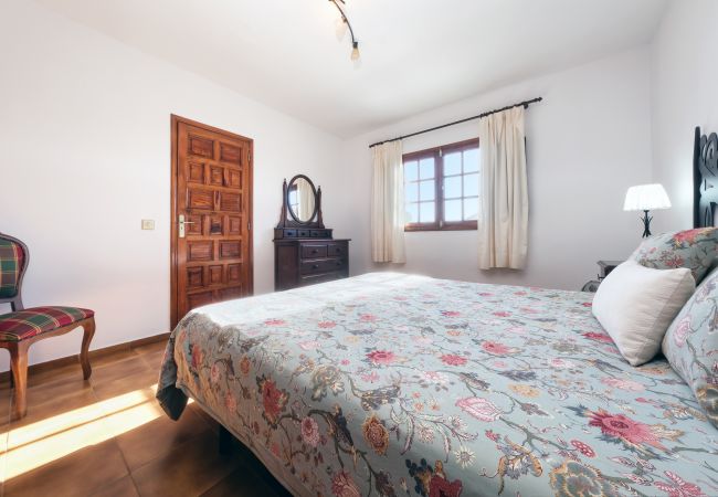 Ferienhaus in Yaiza - Casa Diama 1: Blick auf La Geria und gemeinsames Schwimmbad  Ferienhaus in Yaiza - Casa Diama 1: Blick auf La Geria und gemeinsames Schwimmbad
