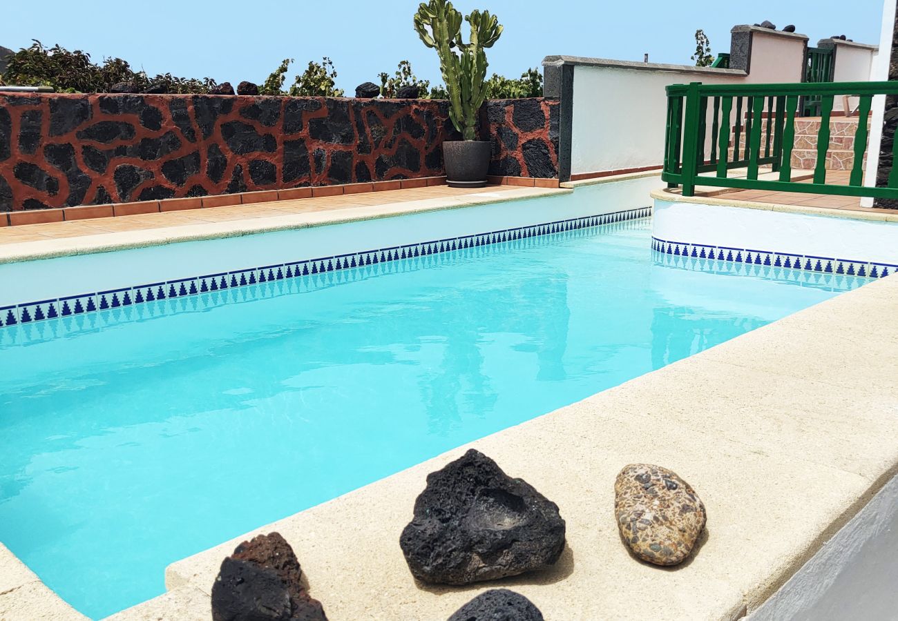 Ferienhaus in Yaiza - Casa Diama 1: Blick auf La Geria und gemeinsames Schwimmbad  Ferienhaus in Yaiza - Casa Diama 1: Blick auf La Geria und gemeinsames Schwimmbad