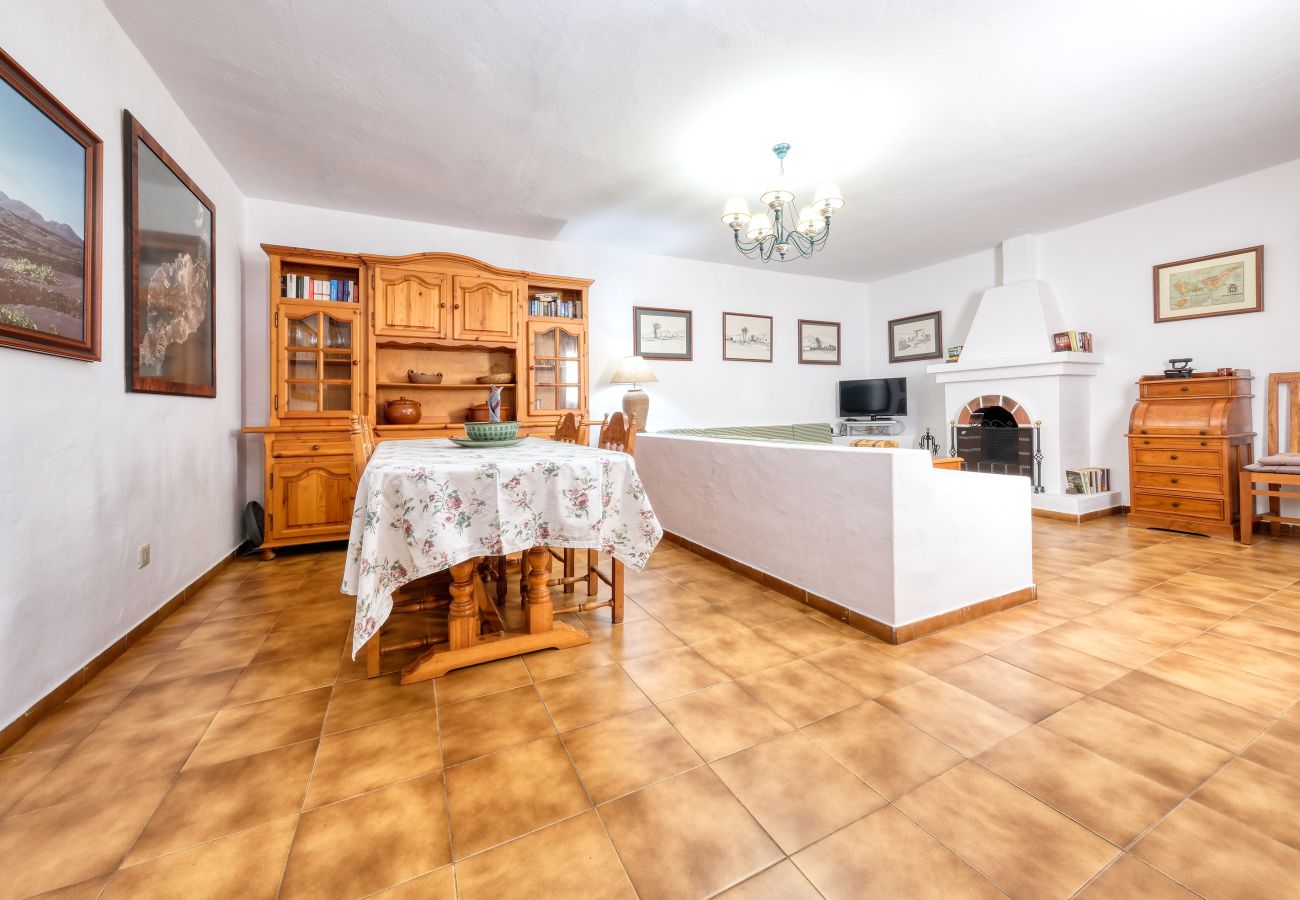 Ferienhaus in Yaiza - Casa Diama 1: Blick auf La Geria und gemeinsames Schwimmbad  Ferienhaus in Yaiza - Casa Diama 1: Blick auf La Geria und gemeinsames Schwimmbad
