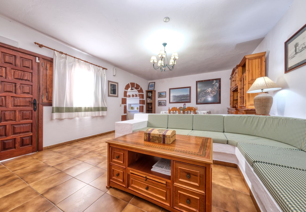 Ferienhaus in Yaiza - Casa Diama 1: Blick auf La Geria und gemeinsames Schwimmbad  Ferienhaus in Yaiza - Casa Diama 1: Blick auf La Geria und gemeinsames Schwimmbad