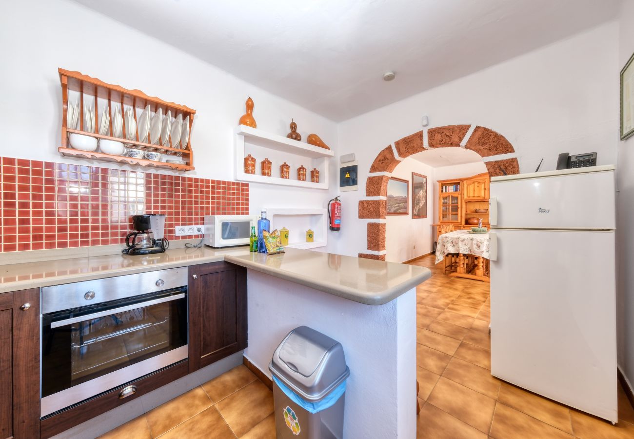 Ferienhaus in Yaiza - Casa Diama 1: Blick auf La Geria und gemeinsames Schwimmbad  Ferienhaus in Yaiza - Casa Diama 1: Blick auf La Geria und gemeinsames Schwimmbad
