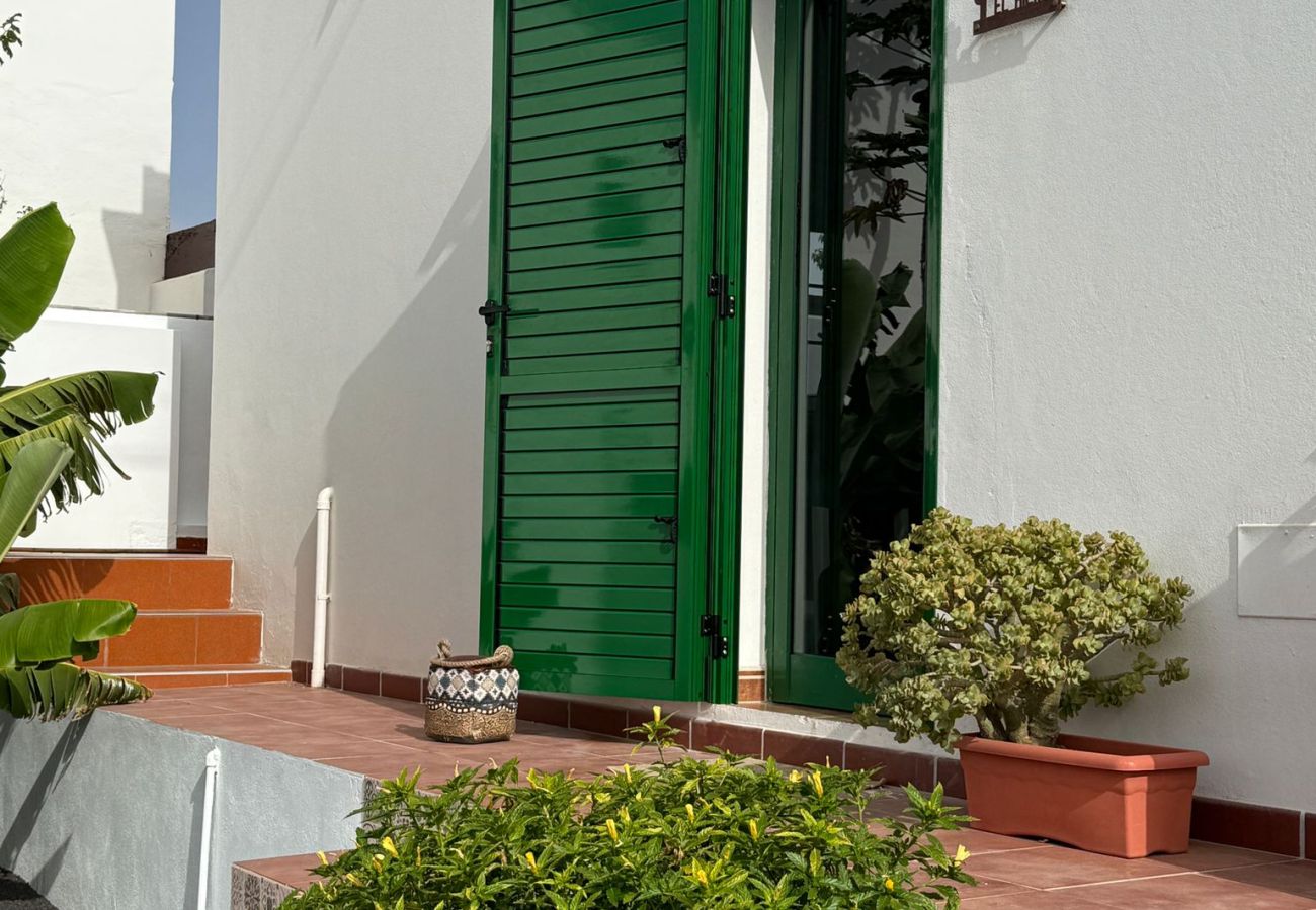 Ferienhaus in Tinajo - NoPasaNada: apartmento privado el Hierro, vistas al jardín