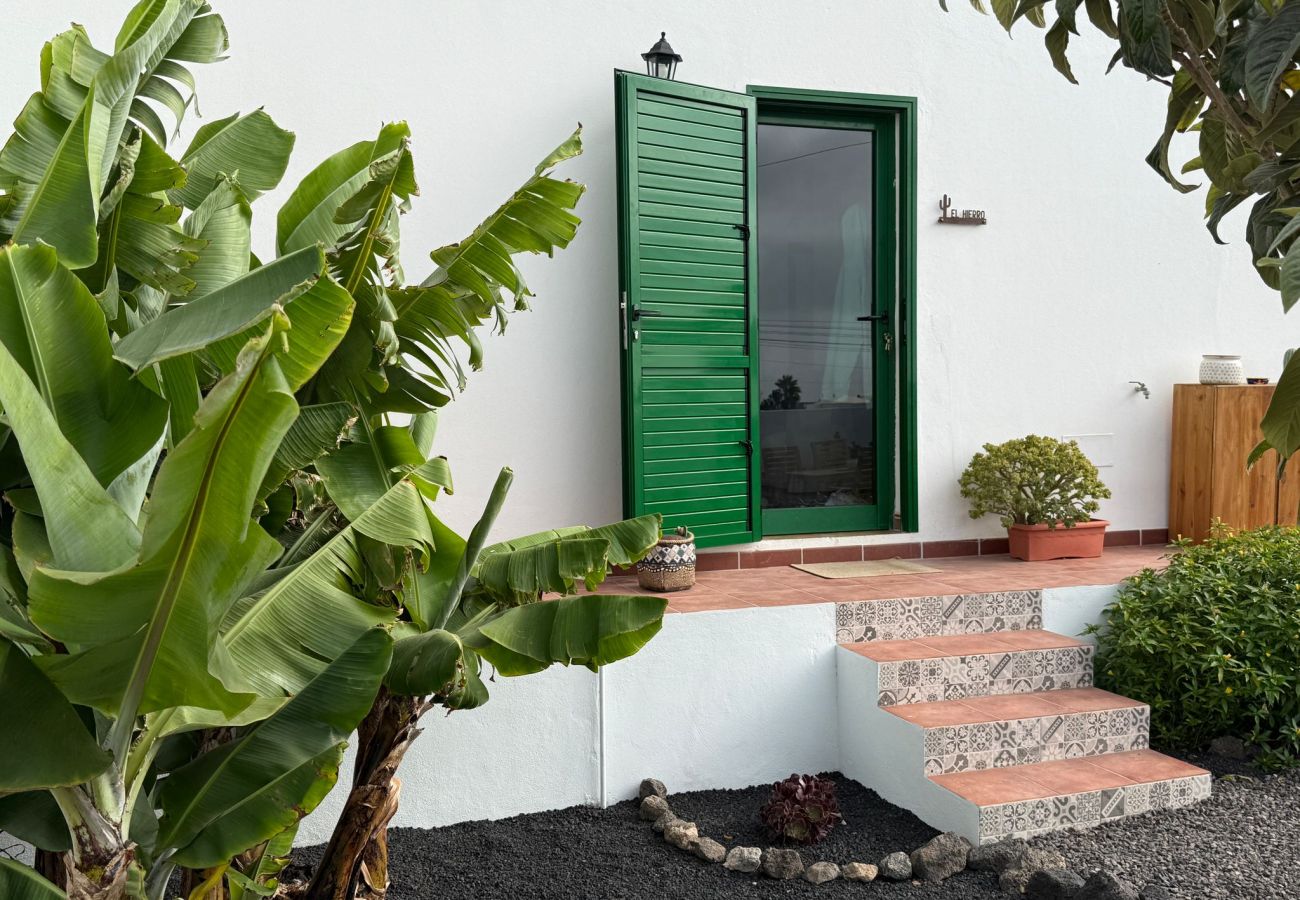 Ferienhaus in Tinajo - NoPasaNada: apartmento privado el Hierro, vistas al jardín