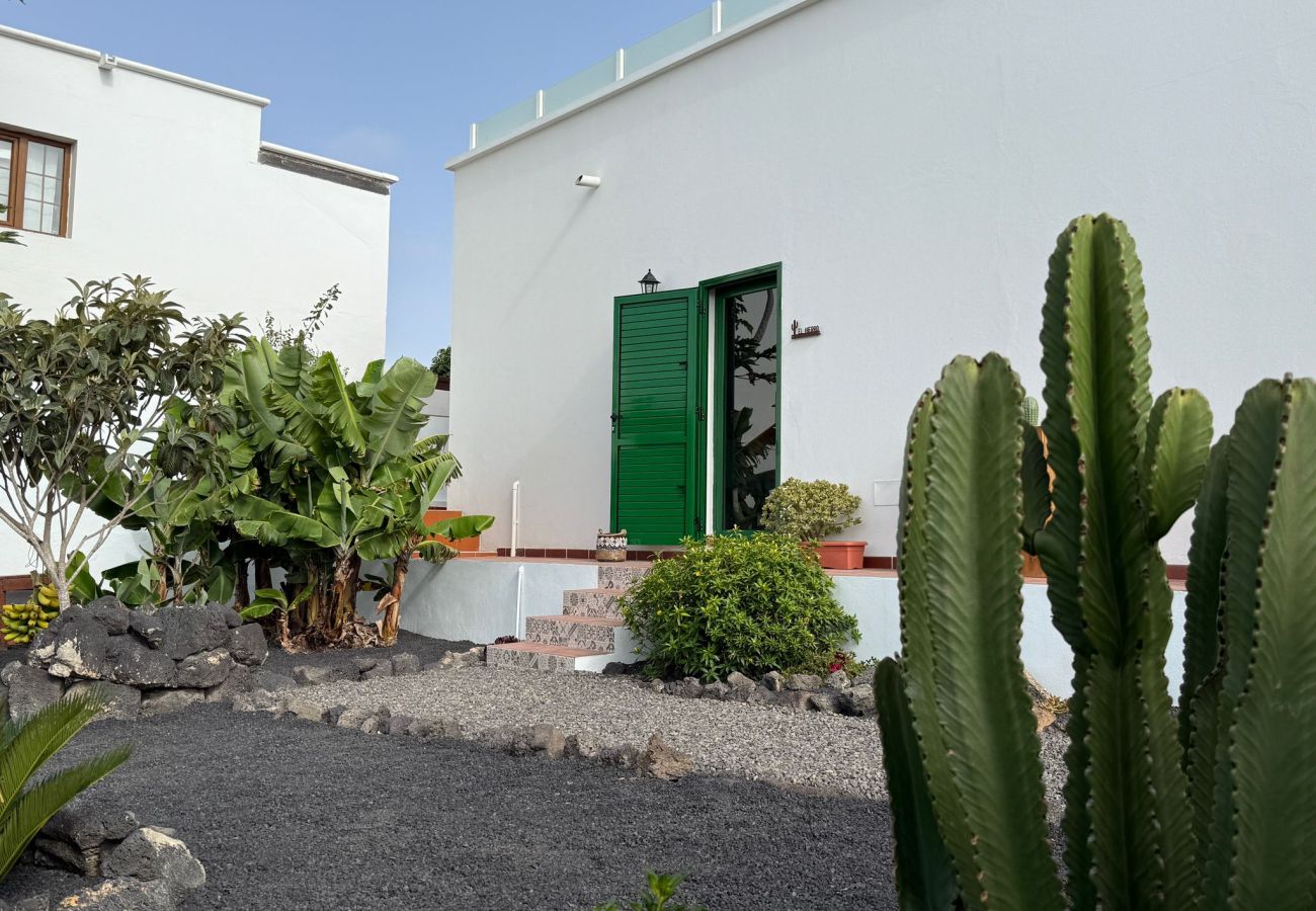 Ferienhaus in Tinajo - NoPasaNada: apartmento privado el Hierro, vistas al jardín