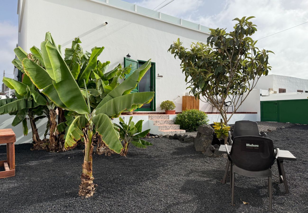 Ferienhaus in Tinajo - NoPasaNada: apartmento privado el Hierro, vistas al jardín