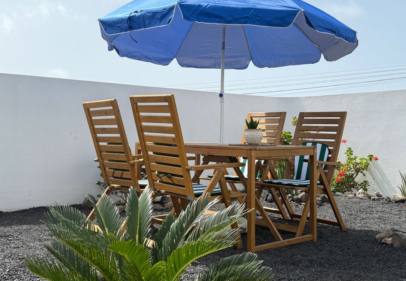 Ferienhaus in Tinajo - NoPasaNada: apartmento privado el Hierro, vistas al jardín