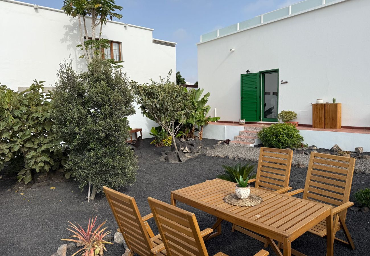 Ferienhaus in Tinajo - NoPasaNada: apartmento privado el Hierro, vistas al jardín