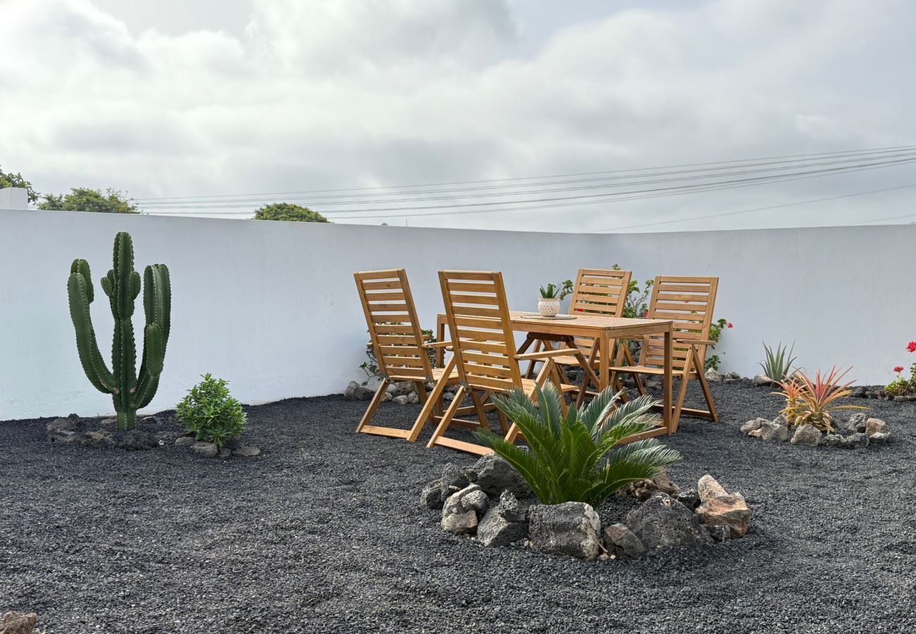 Ferienhaus in Tinajo - NoPasaNada: apartmento privado el Hierro, vistas al jardín