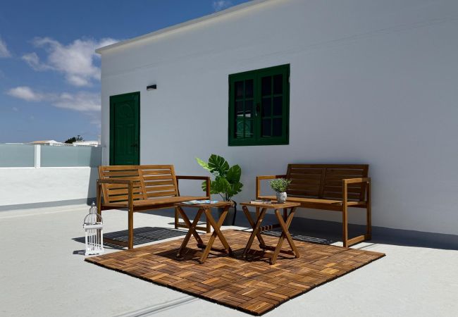 Zimmeranmietung in Tinajo - Casa NoPasaNada: habitación La Gomera con baño privado exterior Zimmeranmietung in Tinajo - Casa NoPasaNada: habitación La Gomera con baño privado exterior