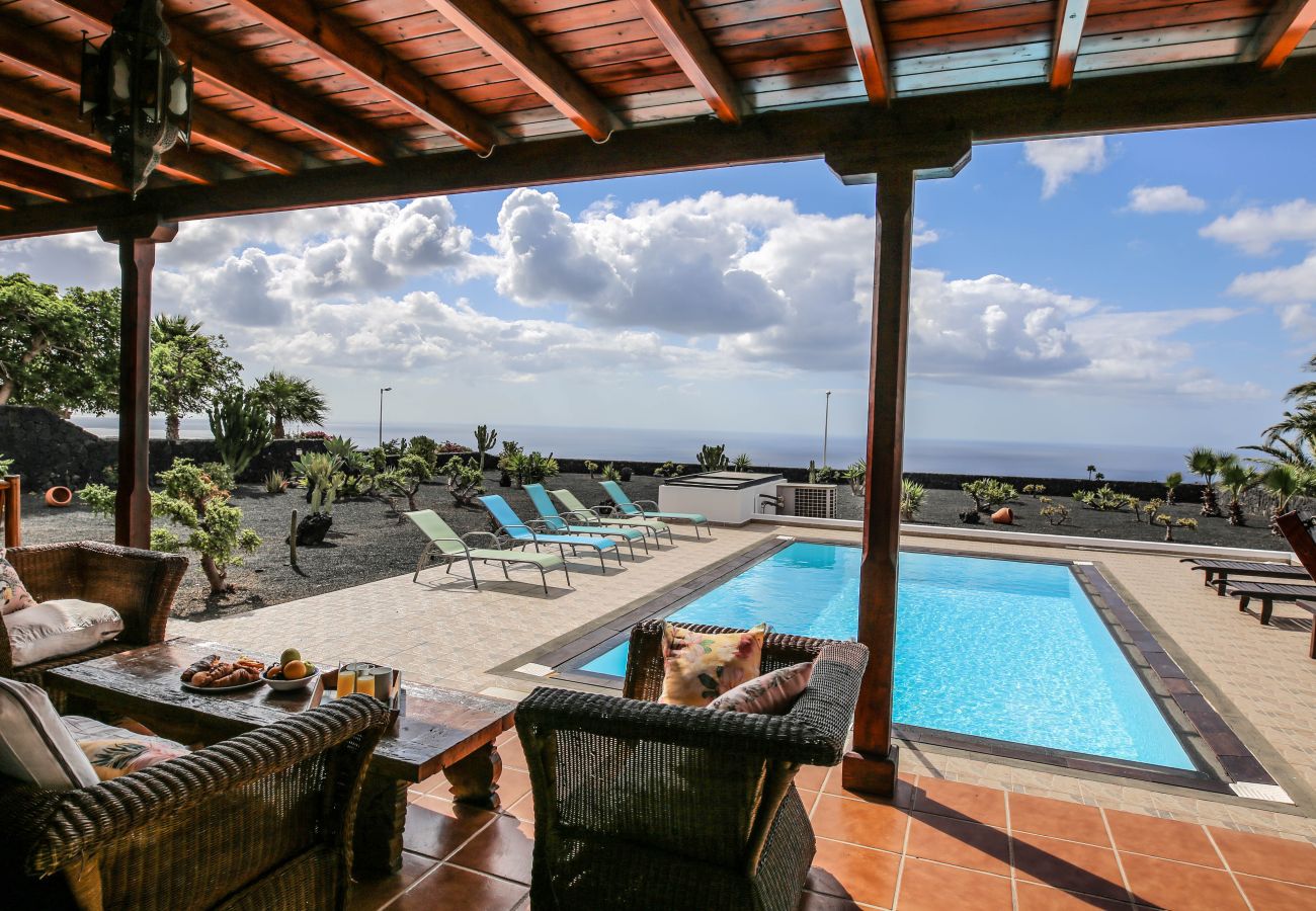 Ferienhaus in Macher - Horizon Luxury -Eine Oase der Ruhe mit privatem Pool, Gärten und spektakuläre Aussicht