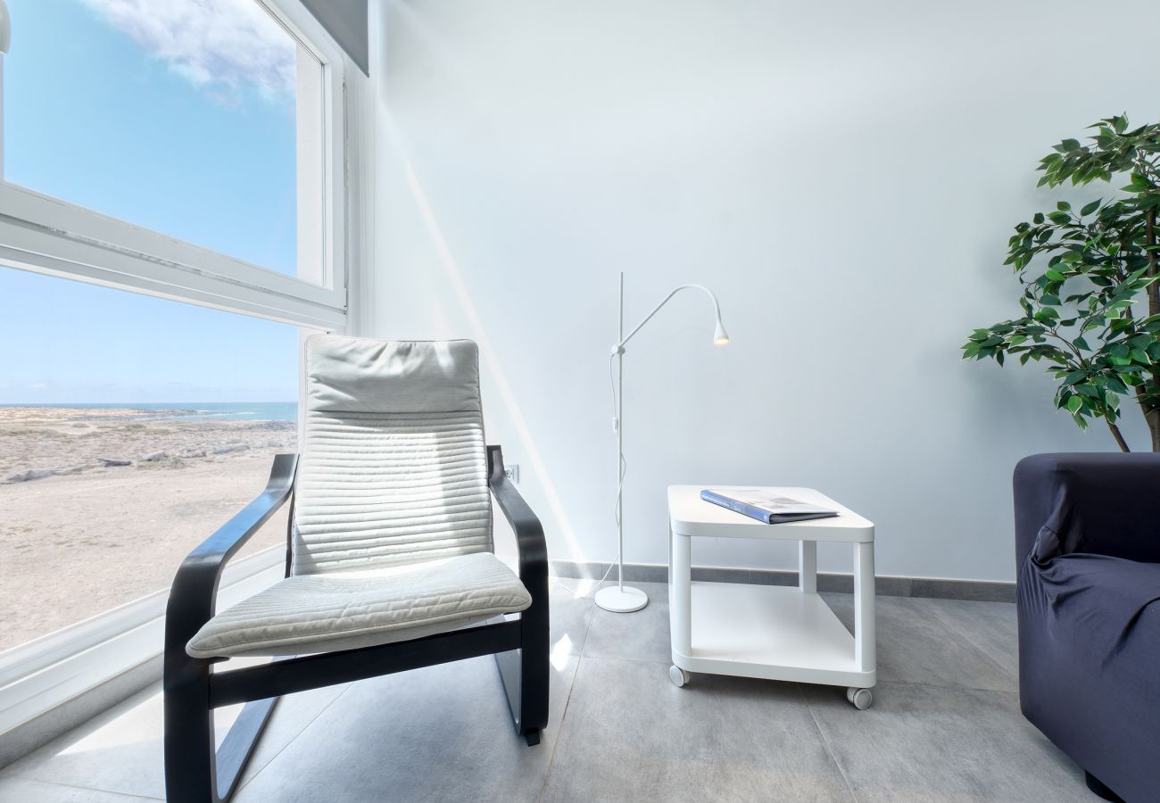 Ferienhaus in  Famara - Karma Famara 1 - 25 m vom Strand entfernt, schnelles WLAN und Dachterrasse