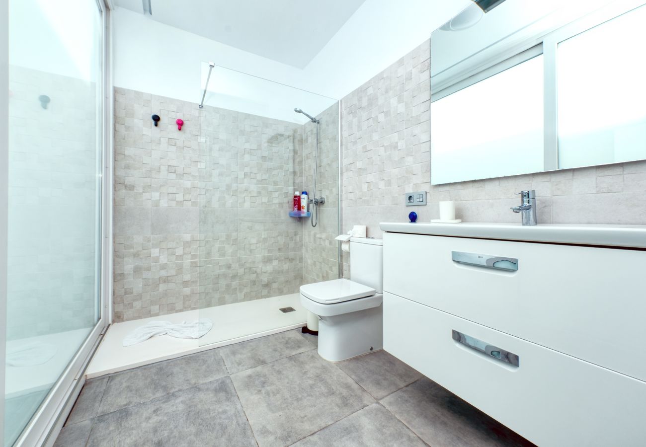 Ferienhaus in  Famara - Karma Famara 1 - 25 m vom Strand entfernt, schnelles WLAN und Dachterrasse