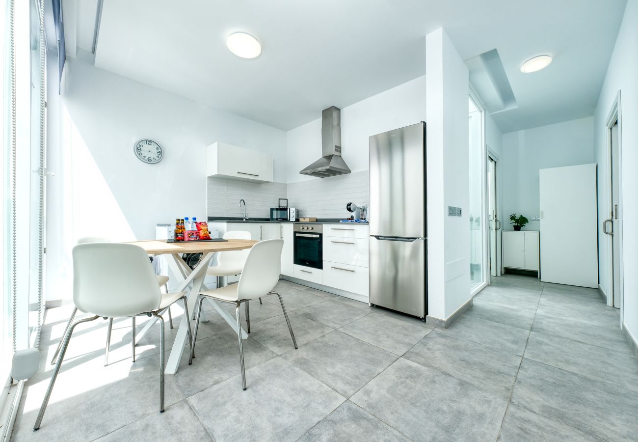 Ferienhaus in  Famara - Karma Famara 1 - 25 m vom Strand entfernt, schnelles WLAN und Dachterrasse