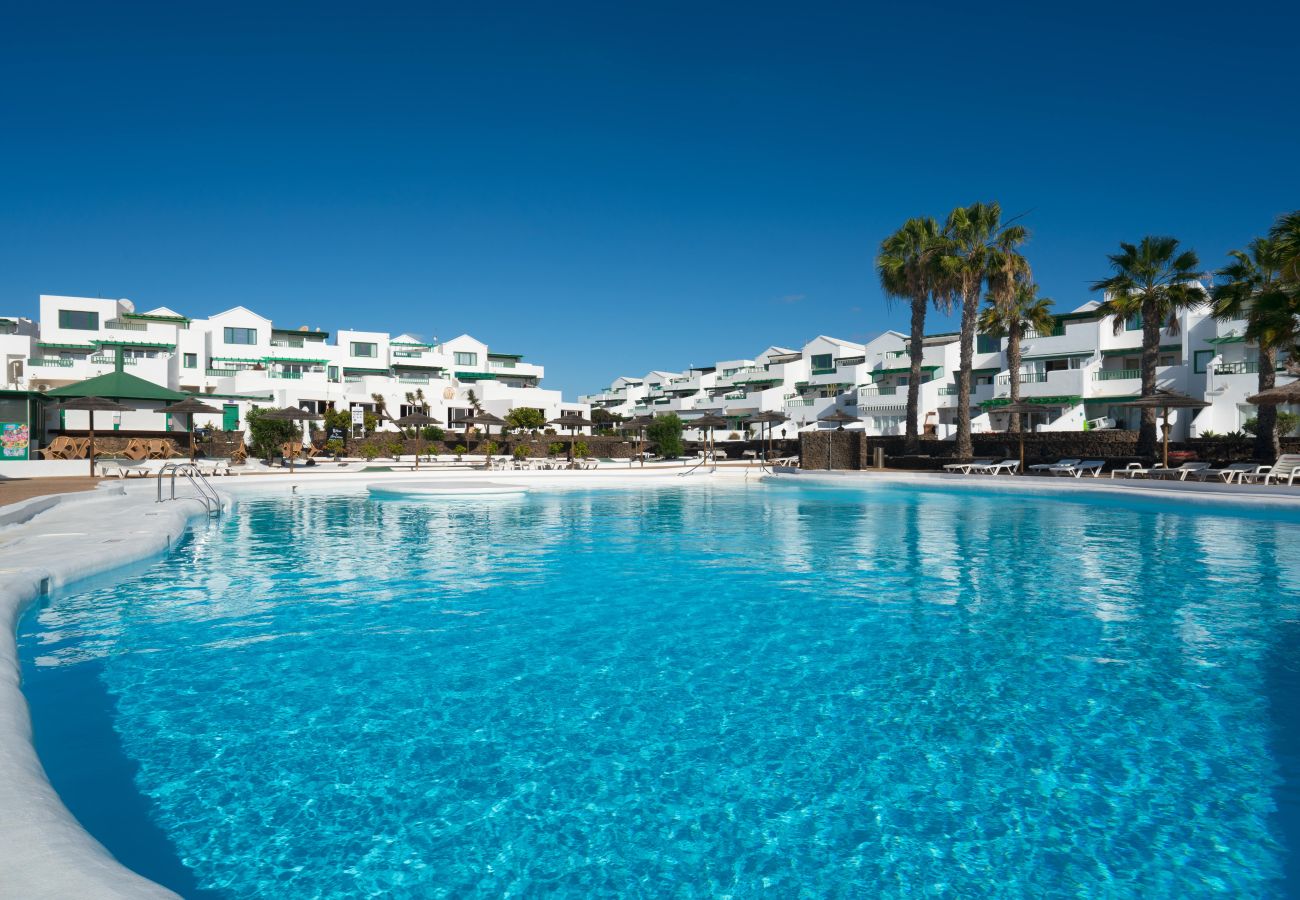 Ferienhaus in Costa Teguise - Balkon des Meeres – Pool, Tennisplätze, Meerzugang