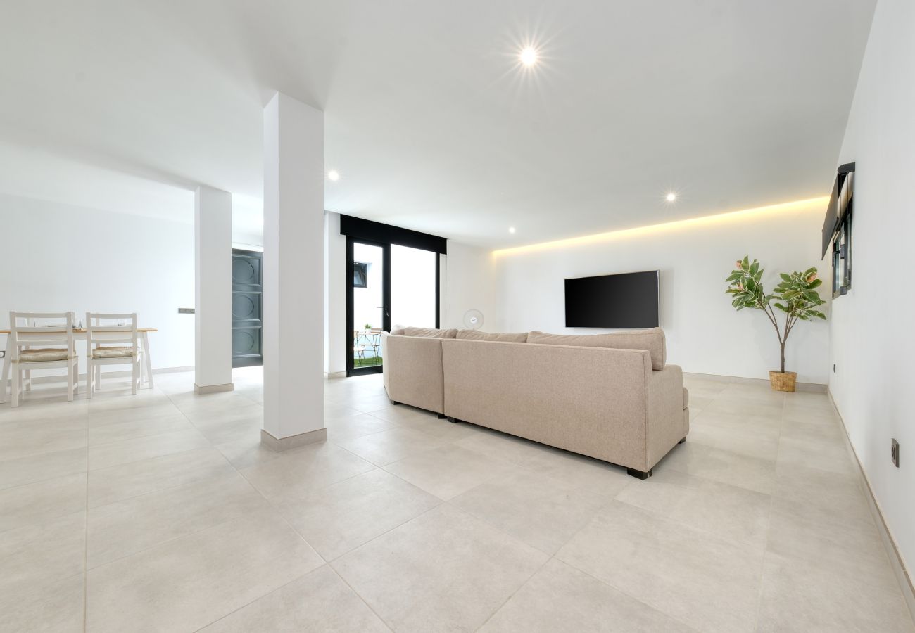 Ferienwohnung in Puerto Calero - Luxury  White House Apartment