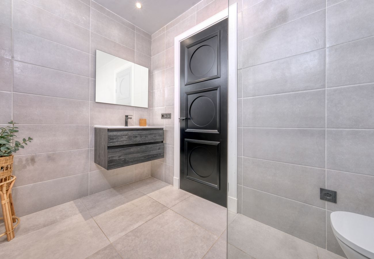 Ferienwohnung in Puerto Calero - Luxury  White House Apartment