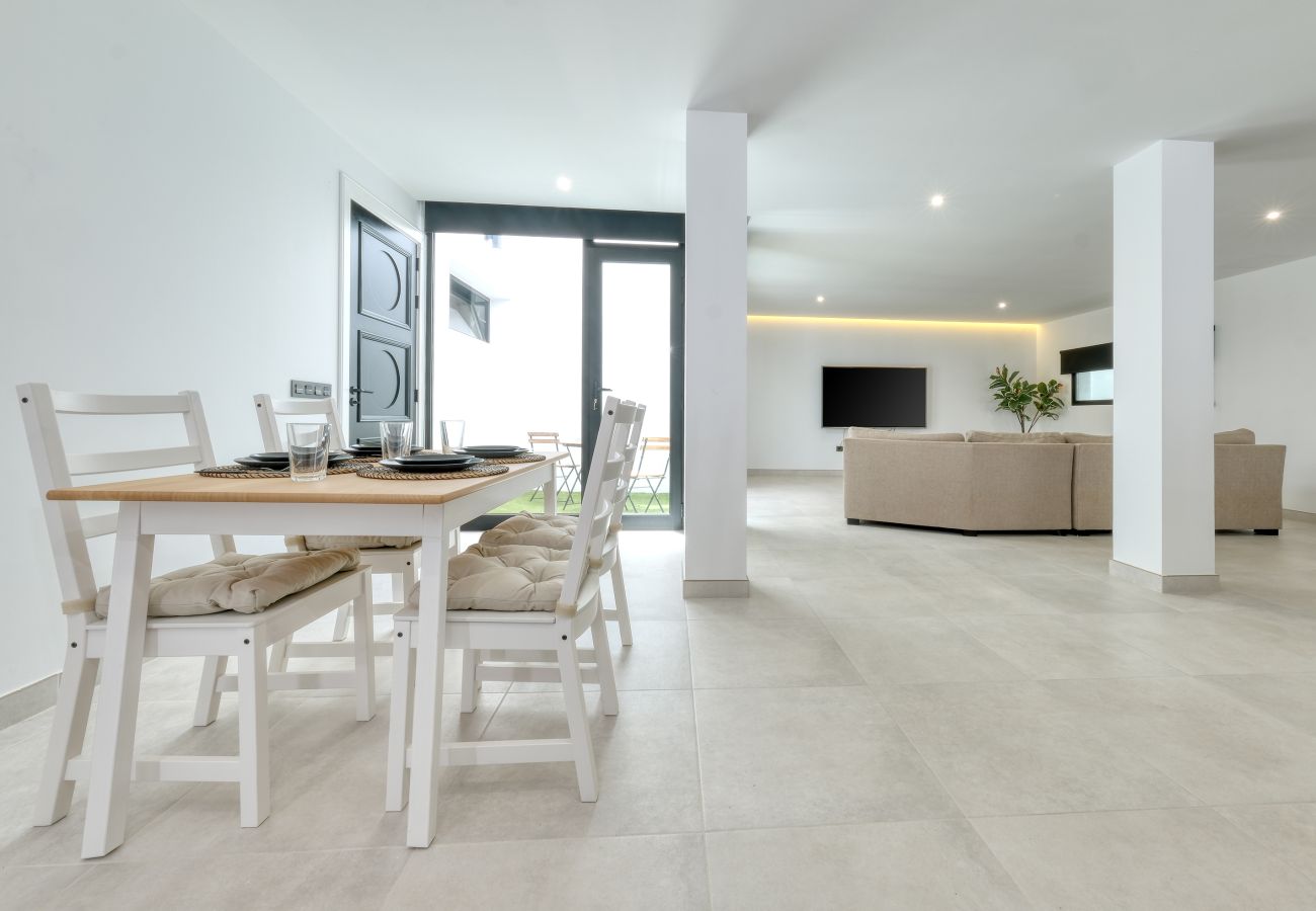 Ferienwohnung in Puerto Calero - Luxury  White House Apartment