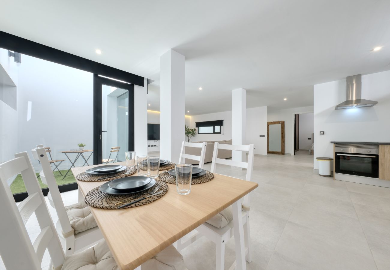 Ferienwohnung in Puerto Calero - Luxury  White House Apartment