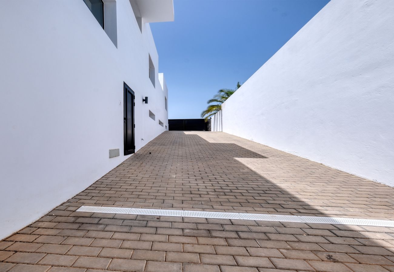 Ferienwohnung in Puerto Calero - Luxury  White House Apartment