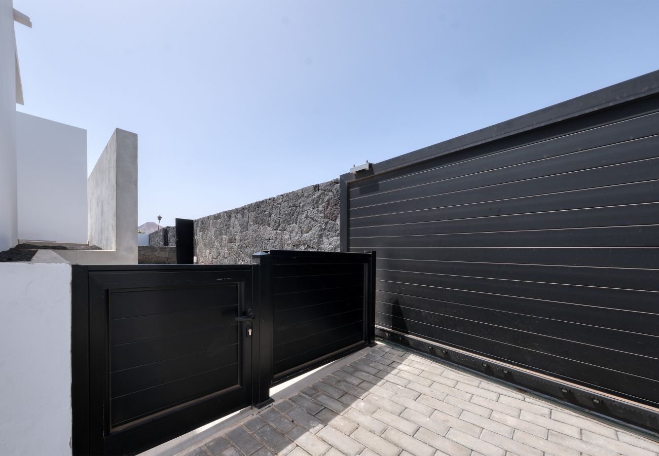 Ferienwohnung in Puerto Calero - Luxury  White House Apartment