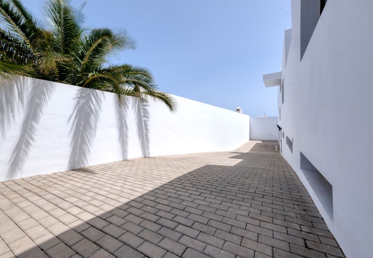 Ferienwohnung in Puerto Calero - Luxury  White House Apartment
