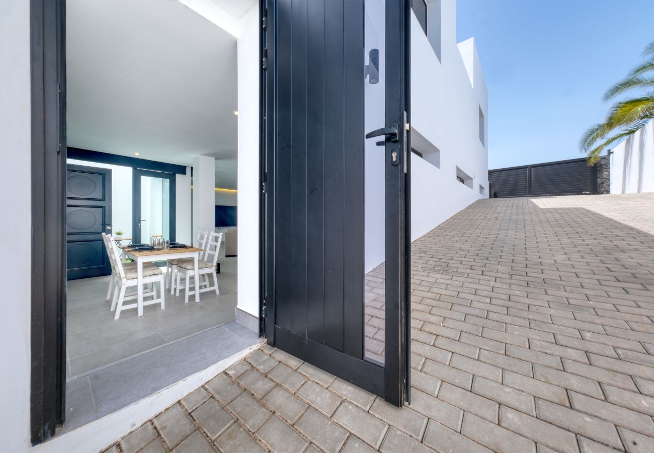 Ferienwohnung in Puerto Calero - Luxury  White House Apartment