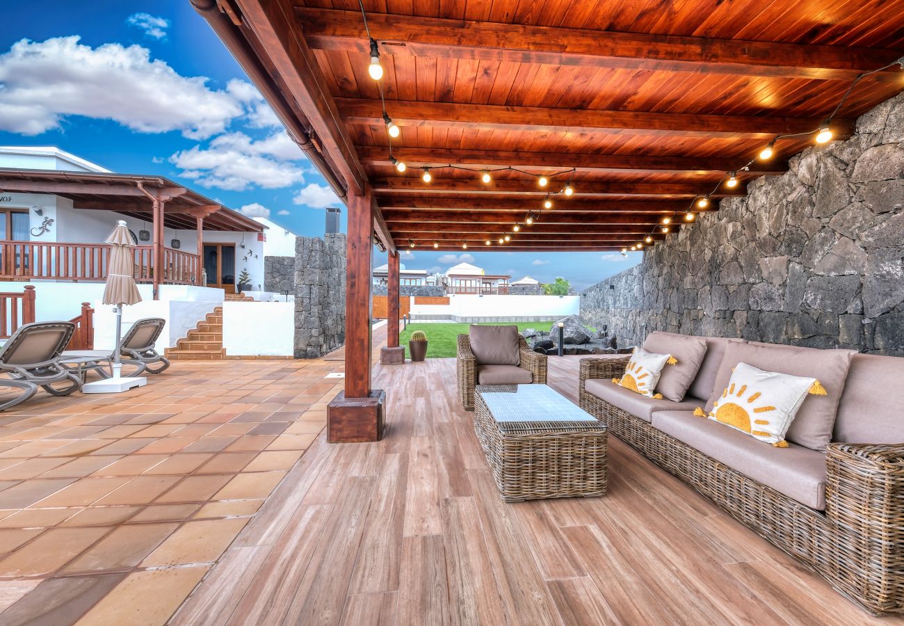 Ferienhaus in Playa Blanca - Villa Los Yeyos • Ocean view • Pool • BBQ • Billar