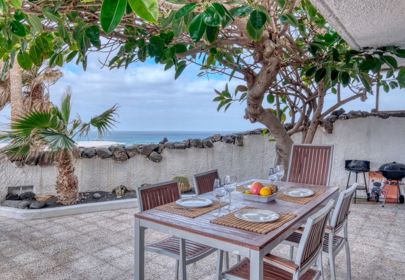 Ferienhaus in  Famara - Atlántico Famara 124 • Ocean views • Beach 2 min • LVH