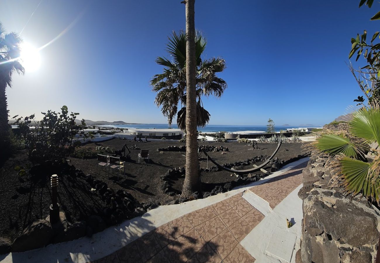 Ferienhaus in  Famara - Atlántico Famara 124 • Ocean views • Beach 2 min • LVH