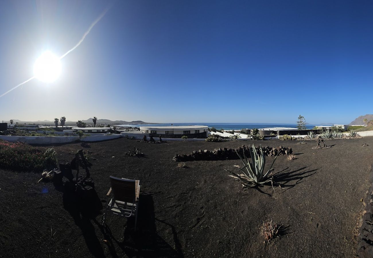 Ferienhaus in  Famara - Atlántico Famara 124 • Ocean views • Beach 2 min • LVH