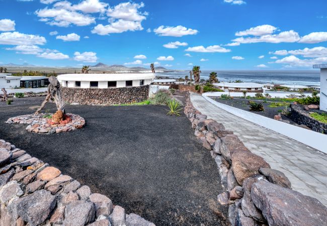 Ferienhaus in  Famara - Bungalow 122- Famara Mar