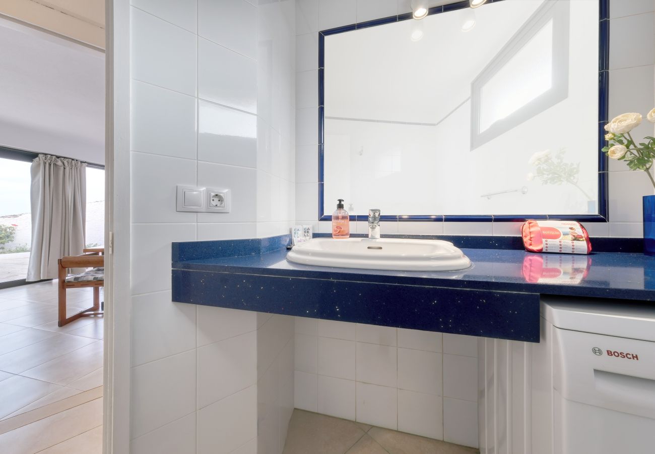 Ferienhaus in  Famara - Famara Mar 122 • Ocean views • Beach 2 min • LVH