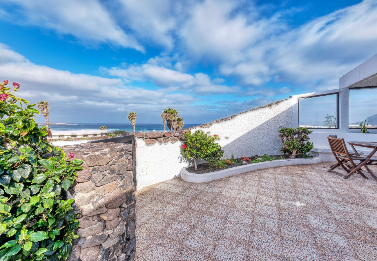 Ferienhaus in  Famara - Famara Mar 122 • Ocean views • Beach 2 min • LVH