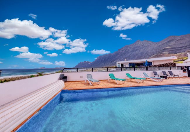 Ferienhaus in  Famara - Casa Buenavista 127 • Pool • Ocean views • Beach 2 min • LVH