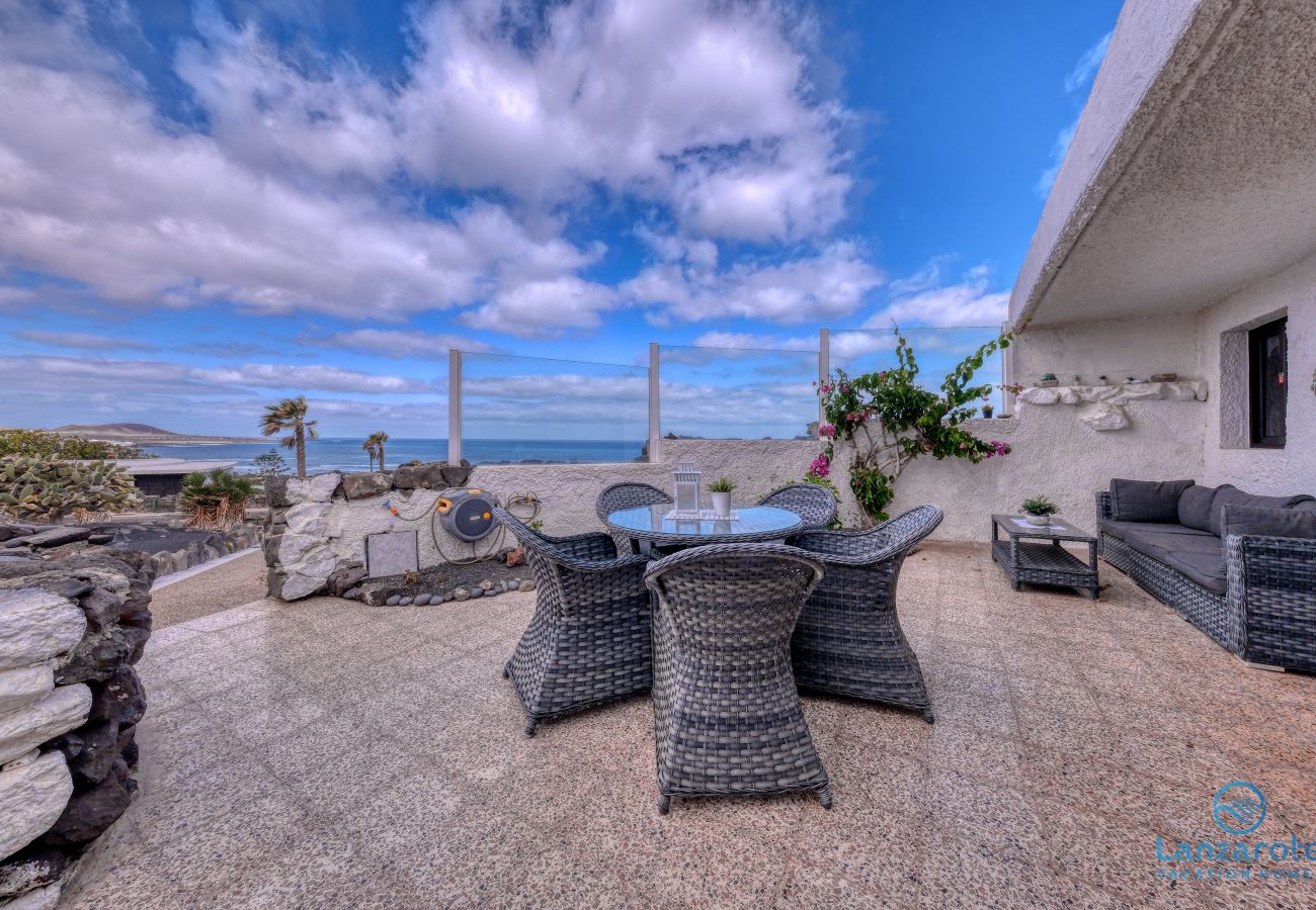 Ferienhaus in  Famara - Casa Buenavista 127- Pool- Sea View- LVH