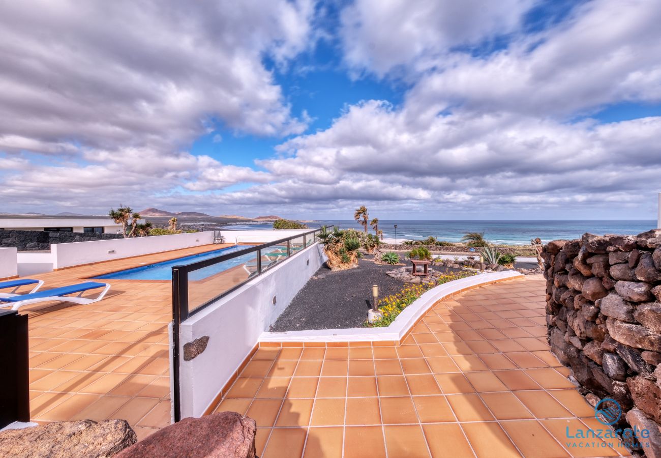 Ferienhaus in  Famara - Casa Buenavista 127- Pool- Sea View- LVH