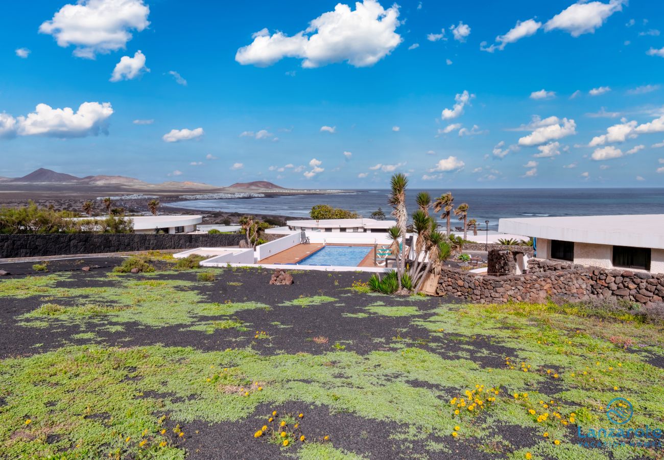 Ferienhaus in  Famara - Casa Buenavista 127- Pool- Sea View- LVH