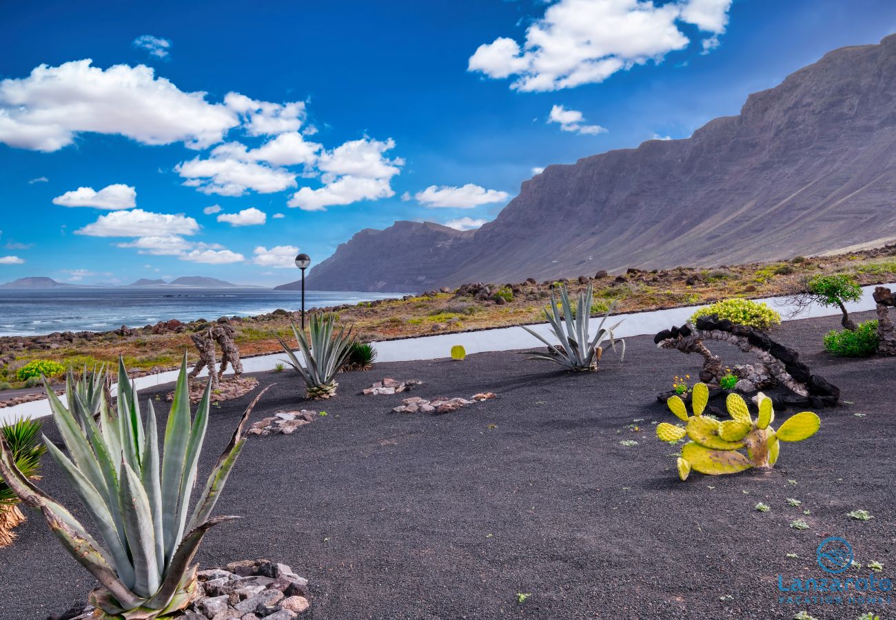 Ferienhaus in  Famara - Casa Buenavista 127- Pool- Sea View- LVH