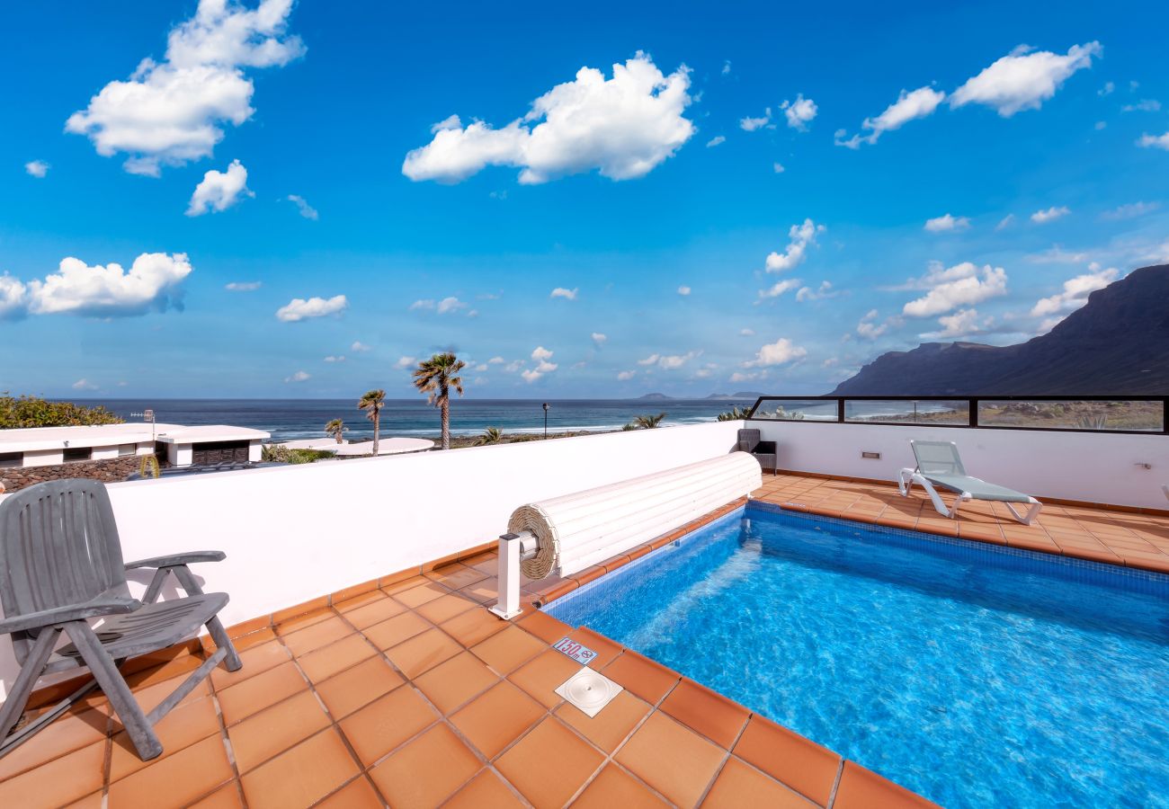 Ferienhaus in  Famara - Casa Buenavista 127 • Pool • Ocean views • Beach 2 min • LVH